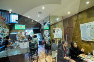FUSSBALL-WM Katar - Bars in Madrid fÃ¼llen sich mit Fans beim ersten WM-Spiel Spaniens 