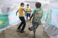 FEATURE - Strassenkinder in Kalkutta spielen Fussball in einem Moskitonetz während eines Aufklärungsprogramms zur Dengue-Prävention