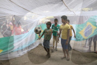 FEATURE - Strassenkinder in Kalkutta spielen Fussball in einem Moskitonetz während eines Aufklärungsprogramms zur Dengue-Prävention