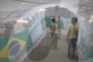 FEATURE - Strassenkinder in Kalkutta spielen Fussball in einem Moskitonetz während eines Aufklärungsprogramms zur Dengue-Prävention