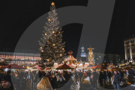FEATURE - Weltbekannt: Der Dresdner Striezelmarkt