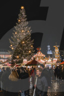 FEATURE - Weltbekannt: Der Dresdner Striezelmarkt