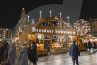 FEATURE - Weltbekannt: Der Dresdner Striezelmarkt