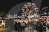 FEATURE - Weltbekannt: Der Dresdner Striezelmarkt