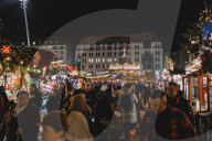 FEATURE - Weltbekannt: Der Dresdner Striezelmarkt
