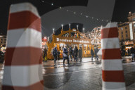 FEATURE - Weltbekannt: Der Dresdner Striezelmarkt