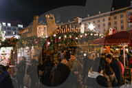 FEATURE - Weltbekannt: Der Dresdner Striezelmarkt