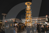 FEATURE - Weltbekannt: Der Dresdner Striezelmarkt