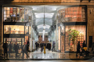 FEATURE - Weihnachtsshopping und Dekorationen in Mayfair, London