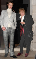 PEOPLE - Rod Stewart geht mit seinem grossgewachsenen 18-jährigen Sohn in London aus