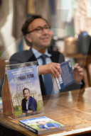 Exclusif: Stephane Bern dedicace son livre au Bon MarchÃ©