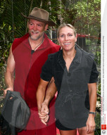 PEOPLE - Mike Tindall verlässt das Dschungelcamp und wird von Zara Phillips umarmt