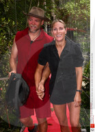 PEOPLE - Mike Tindall verlässt das Dschungelcamp und wird von Zara Phillips umarmt