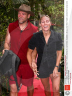 PEOPLE - Mike Tindall verlässt das Dschungelcamp und wird von Zara Phillips umarmt