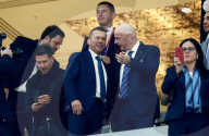 FUSSBALL-WM Katar - Fifa-Präsident Gianni Infantino im Gespräch mit Atletico Madrids Coach Diego Simeone