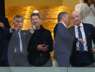 FUSSBALL-WM Katar - Fifa-Präsident Gianni Infantino im Gespräch mit Atletico Madrids Coach Diego Simeone