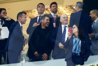 FUSSBALL-WM Katar - Fifa-Präsident Gianni Infantino im Gespräch mit Atletico Madrids Coach Diego Simeone