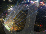 FUSSBALL-WM Katar - Fans verfolgen das Fussballspiel Brasilien- Schweiz in Dhaka, Bangladesch