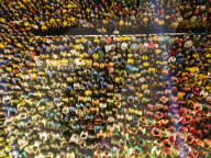 FUSSBALL-WM Katar - Fans verfolgen das Fussballspiel Brasilien- Schweiz in Dhaka, Bangladesch