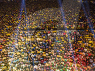 FUSSBALL-WM Katar - Fans verfolgen das Fussballspiel Brasilien- Schweiz in Dhaka, Bangladesch
