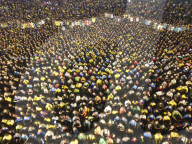 FUSSBALL-WM Katar - Fans verfolgen das Fussballspiel Brasilien- Schweiz in Dhaka, Bangladesch
