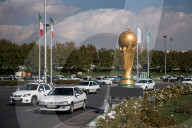 FUSSBALL-WM Katar - Pokal-Skulptur der FIFA Fussball-Weltmeisterschaft 2022 in Teheran