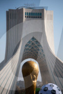 FUSSBALL-WM Katar - Pokal-Skulptur der FIFA Fussball-Weltmeisterschaft 2022 in Teheran