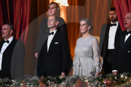 ROYALS - Sophie von Wessex und Prinz Edward in der Royal Box beim Singen der Nationalhymne an der Royal Variety Performance 2022