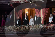 ROYALS - Sophie von Wessex und Prinz Edward in der Royal Box beim Singen der Nationalhymne an der Royal Variety Performance 2022