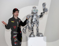 FEATURE - Roboterkunst - Philip Colbert Ausstellung im Londoner Auktionshaus Phillips