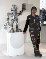 FEATURE - Roboterkunst - Philip Colbert Ausstellung im Londoner Auktionshaus Phillips