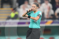 FUSSBALL-WM Katar - Stephanie Frappart pfeift als erste weibliche Schiedsrichterin bei einer WM