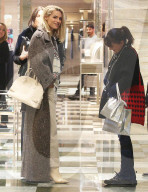 PEOPLE - Michelle Hunziker shoppt in Mailand