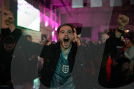 FUSSBALL-WM Katar - England-Fans feiern den Sieg von England gegen Senegal