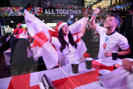 FUSSBALL-WM Katar - England-Fans feiern den Sieg von England gegen Senegal