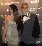 PEOPLE - Amal und George Clooney an den 45th Kennedy Center Honors in Washington