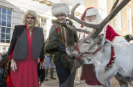 ROYALS - Königin Camilla lädt Kinder ein den Weihnachtsbaum zu schmücken