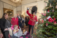 ROYALS - Königin Camilla lädt Kinder ein den Weihnachtsbaum zu schmücken