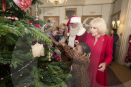 ROYALS - Königin Camilla lädt Kinder ein den Weihnachtsbaum zu schmücken