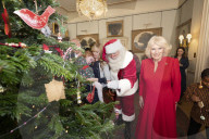 ROYALS - Königin Camilla lädt Kinder ein den Weihnachtsbaum zu schmücken