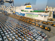 NEWS - Autos für den Export nach Europa werden in Yantai verladen