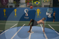 FEATURE - Jugendliche spielen Fussball in einer Favela in Rio de Janeiro, Brasilien
