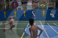 FEATURE - Jugendliche spielen Fussball in einer Favela in Rio de Janeiro, Brasilien
