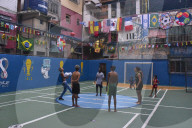 FEATURE - Jugendliche spielen Fussball in einer Favela in Rio de Janeiro, Brasilien
