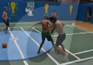 FEATURE - Jugendliche spielen Fussball in einer Favela in Rio de Janeiro, Brasilien
