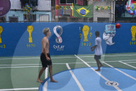 FEATURE - Jugendliche spielen Fussball in einer Favela in Rio de Janeiro, Brasilien
