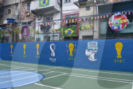 FEATURE - Jugendliche spielen Fussball in einer Favela in Rio de Janeiro, Brasilien
