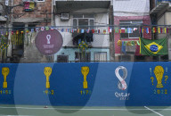FEATURE - Jugendliche spielen Fussball in einer Favela in Rio de Janeiro, Brasilien
