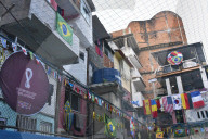 FEATURE - Jugendliche spielen Fussball in einer Favela in Rio de Janeiro, Brasilien
