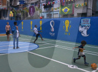 FEATURE - Jugendliche spielen Fussball in einer Favela in Rio de Janeiro, Brasilien
